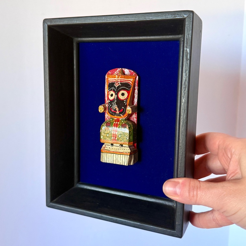 Vintage Framed Hand-Carved Jagannath Wooden Figurine from India Blue Velvet - Picture 4 of 15